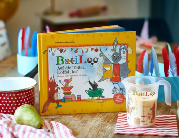 Mit BatiLoo, dem kleinen Flederhasen und seinen Freunden können kleine Kinder mit dem lustigen Lese-Spiele-Koch-Buch tolle Abenteuergeschichten erleben und mit dem BatiLoo Messbecher spielerisch und einfach nach Farben kochen...
