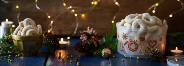 Wir haben für Dich das Rezept für die feinsten Vanillekipferl, den österreichischen Klassiker unter den Weihnachtskeksen. Und zum perfekten Aufbewahren Deiner Backschmankerl haben wir auch die passenden Keksdosen in vielen Varianten…